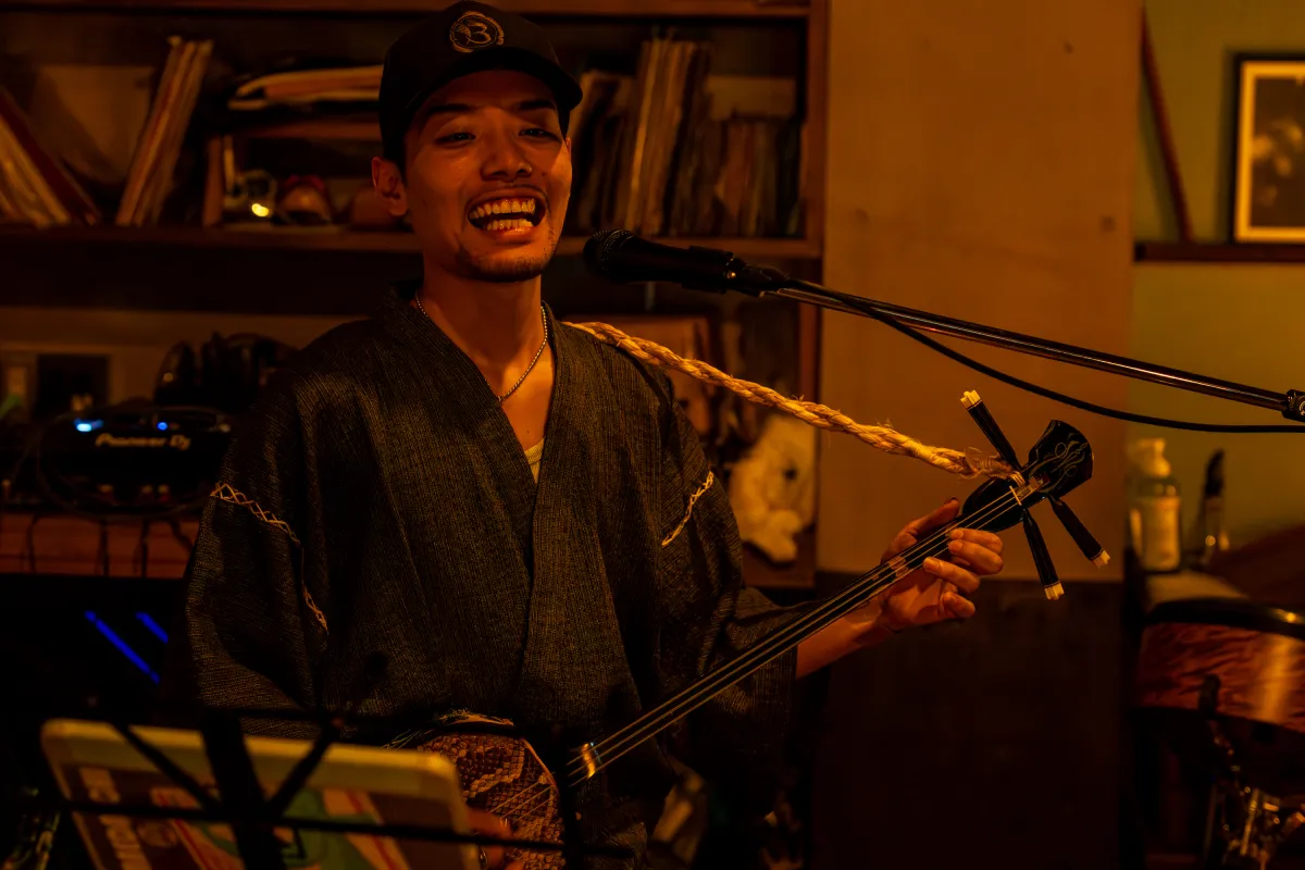 唄と三線のライブの様子